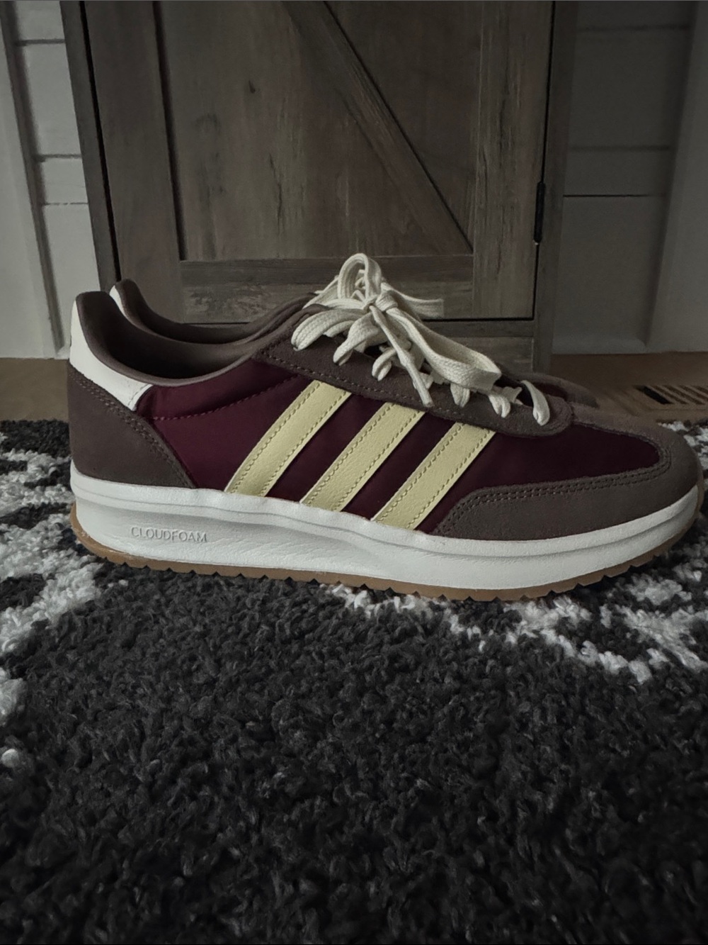 Adidas women’s run 70’s Burgundy Trainer sneakers 8.5